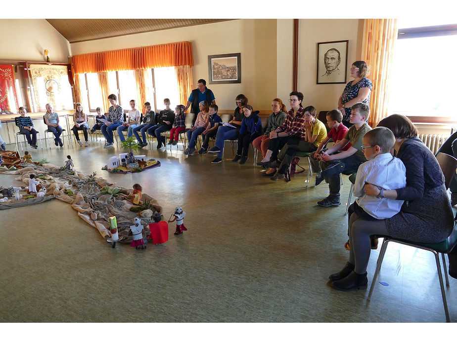 Kinderkarfreitagsliturgie im Gemeindezentrum (Foto: Karl-Franz Thiede)